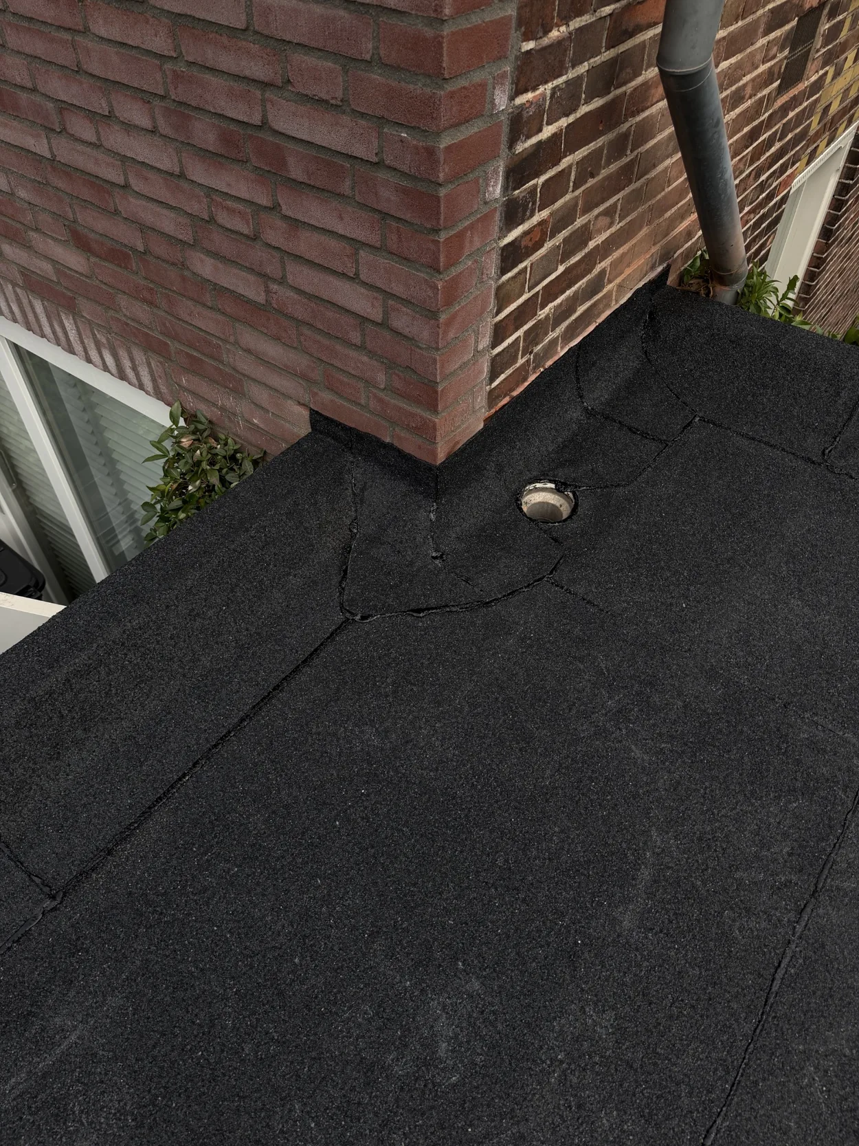 Nauwkeurige afwerking van een hemelwaterafvoer op een bitumen dak