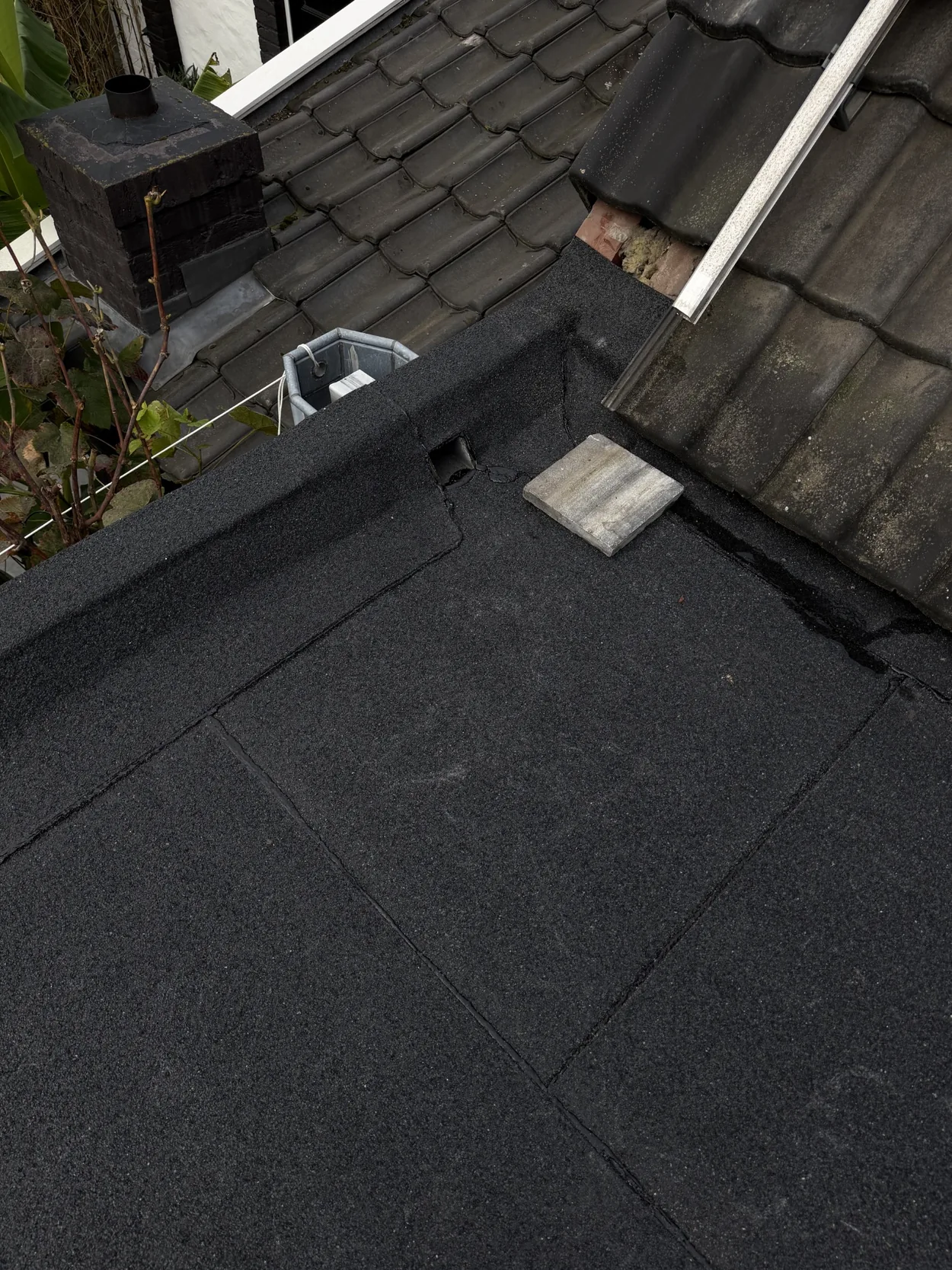 Detailfoto van bitumen dakbedekking en aansluiting op een dakrand