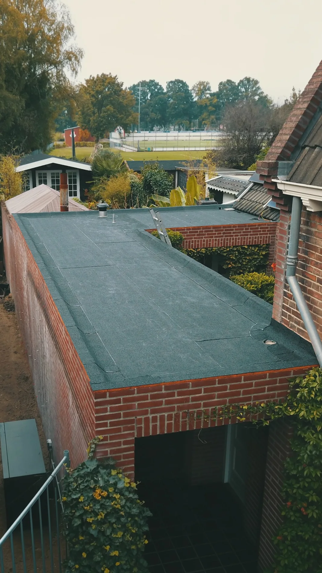 Afgerond plat dak met nieuwe bitumen dakbedekking