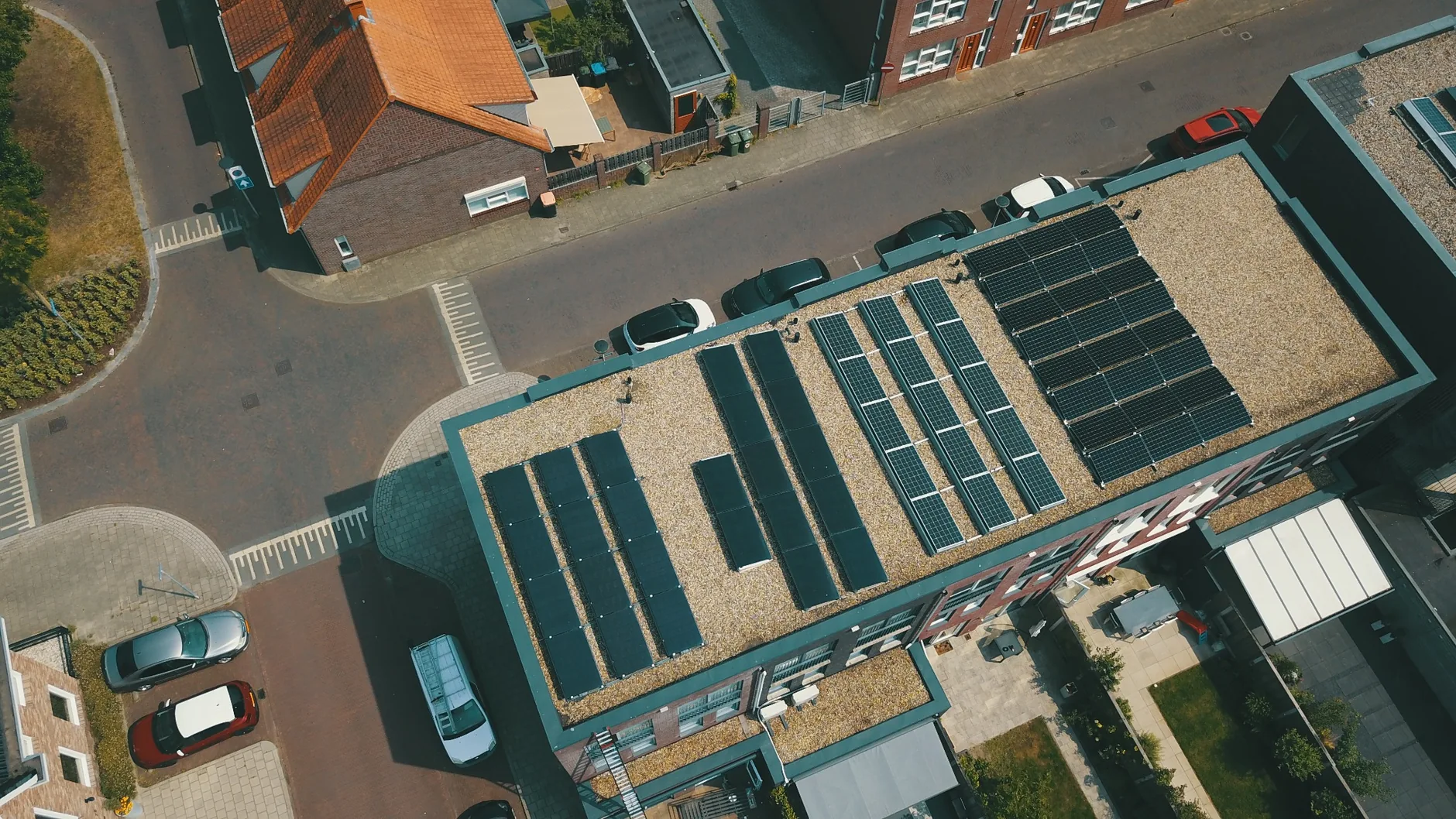 Luchtfoto van platte daken en zonnepanelen in Enschede